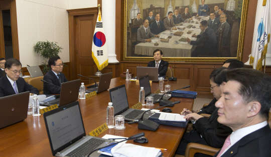 금통위 본회의  이주열 한국은행 총재가 15일 오전 서울 중구 한국은행 본관에서 열린 금융통화위원회 본회의를 주재하고 있다.